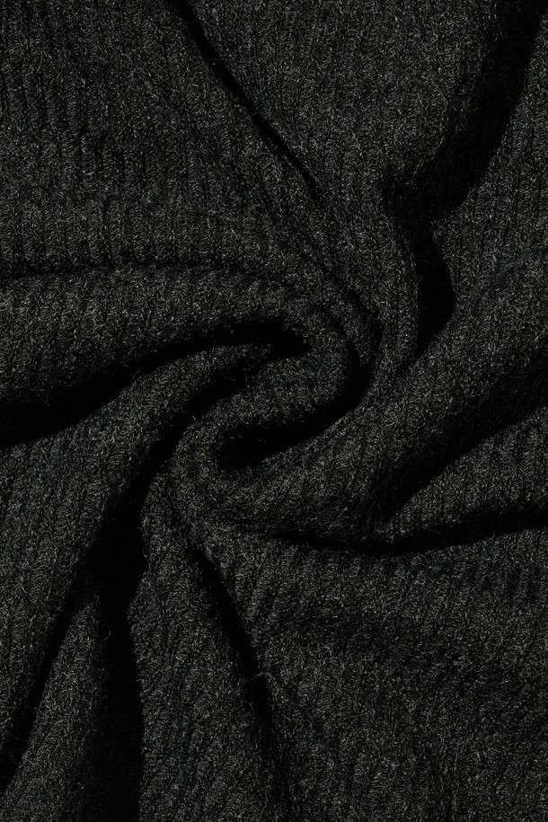 차분한 무드의 스냅 포인트 라운드 니트 (차콜)입니다. 부드러운 촉감의 니트 소재로 제작되어 가을, 겨울철 따뜻하게 착용할 수 있습니다. 베이직하고 캐주얼한 스타일로 출근룩, 일상 어디에나 잘 어울립니다. 레귤러 핏에 라운드넥 디자인이며, 긴 소매와 두꺼운 두께감으로 포근함을 더했습니다. 스냅 버튼 디테일이 포인트로, 미니멀하면서도 세련된 느낌을 선사합니다.
