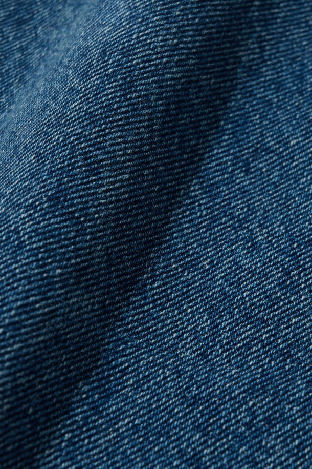 빈티지 워싱 데님 팬츠 (중청)는 캐주얼하고 미니멀한 스타일을 추구하는 남성분들을 위한 데님 팬츠입니다. 봄, 여름, 가을, 계절에 숏 기장으로 시원하게 착용 가능하며, 데이트룩과 여행룩에 활용하기 좋습니다. 워싱 가공으로 빈티지한 매력을 더했으며, 레귤러핏으로 편안한 착용감을 선사합니다. 뻣뻣한 촉감의 무지 데님 소재로 제작되었습니다.
