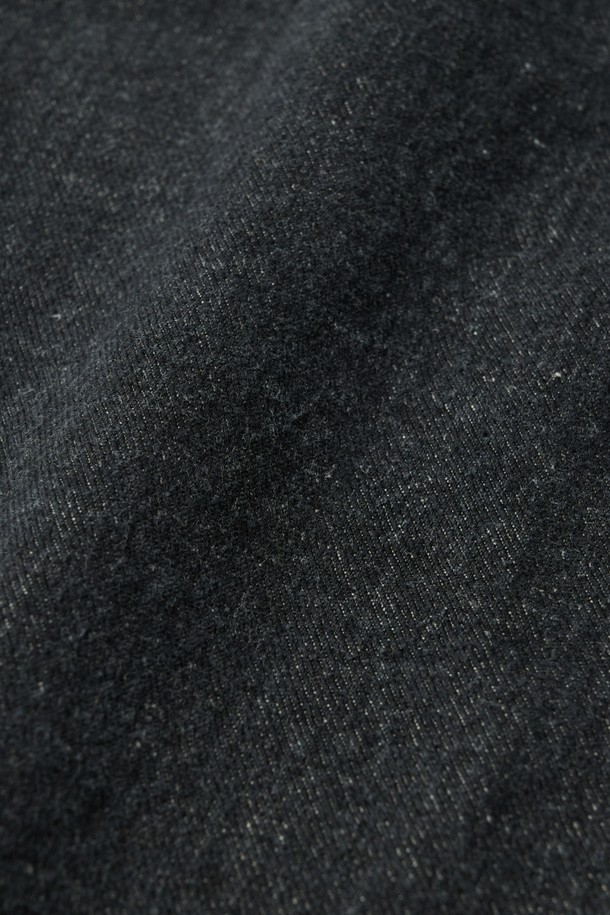 빈티지 워싱 데님 팬츠(흑청)는 캐주얼하고 빈티지한 스타일을 즐기는 분들을 위한 레귤러핏 데님 팬츠입니다. 흑청 컬러의 데님 소재에 워싱 가공을 더해 자연스러운 멋을 연출하며, 봄, 여름, 가을 3계절 모두 착용 가능합니다. 데이트룩, 출근룩 등 다양한 TPO에 활용 가능하며, 미니멀, 클래식 스타일과도 잘 어울립니다. 무지 디자인으로 어떤 상의와도 매치하기 용이하며, 활동성을 고려한 레귤러핏으로 편안한 착용감을 제공합니다.
