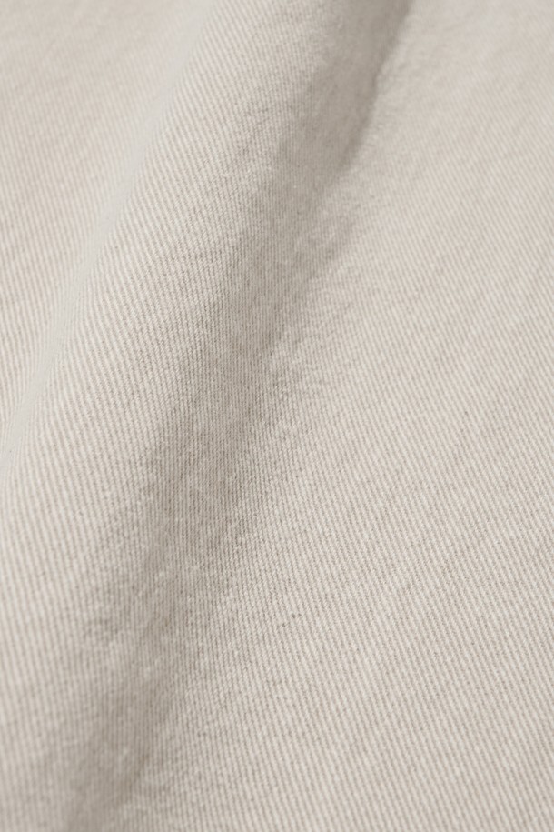 아이보리 컬러의 바이오 원턱 와이드 코튼 팬츠입니다. 봄, 여름 시즌에 적합하며, 부드러운 촉감과 얇은 두께로 편안한 착용감을 선사합니다. 루즈핏의 와이드 스타일로, 베이직하면서도 캐주얼한 무드를 연출하며 산책룩, 데이트룩 등 다양한 TPO에 활용 가능합니다. 면 소재에 원턱 디테일이 더해져 미니멀, 클래식 스타일을 완성하며 밴딩 처리로 편안함을 더했습니다.
