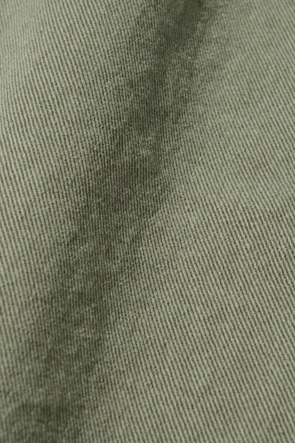 부드러운 면 소재로 제작되어 편안한 착용감을 선사하는 바이오 원턱 와이드 카키색 반바지입니다. 얇은 두께감과 루즈핏으로 제작되어 봄, 여름, 가을 쾌적하게 착용 가능하며, 베이직하고 캐주얼한 스타일을 연출합니다. 허리 밴딩과 원턱 디테일이 편안함과 활동성을 더하며, 여행룩, 캠핑룩 등 다양한 TPO에 활용하기 좋습니다. 미니멀, 캐주얼, 클래식한 스타일을 즐겨 입는 분들께 추천합니다.
