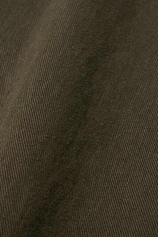 부드러운 면 소재로 제작되어 편안한 착용감을 선사하는 바이오 원턱 와이드 코튼 팬츠입니다. 브라운 컬러의 무지 디자인으로 어떤 상의에도 잘 어울려 데일리룩으로 활용하기 좋습니다. 얇은 두께감과 루즈핏으로 봄, 여름, 가을 시즌에 시원하고 편안하게 착용할 수 있습니다. 허리 밴딩 처리와 원턱 디테일로 활동성을 높였으며, 캐주얼 및 미니멀 스타일을 연출하기 좋습니다.
