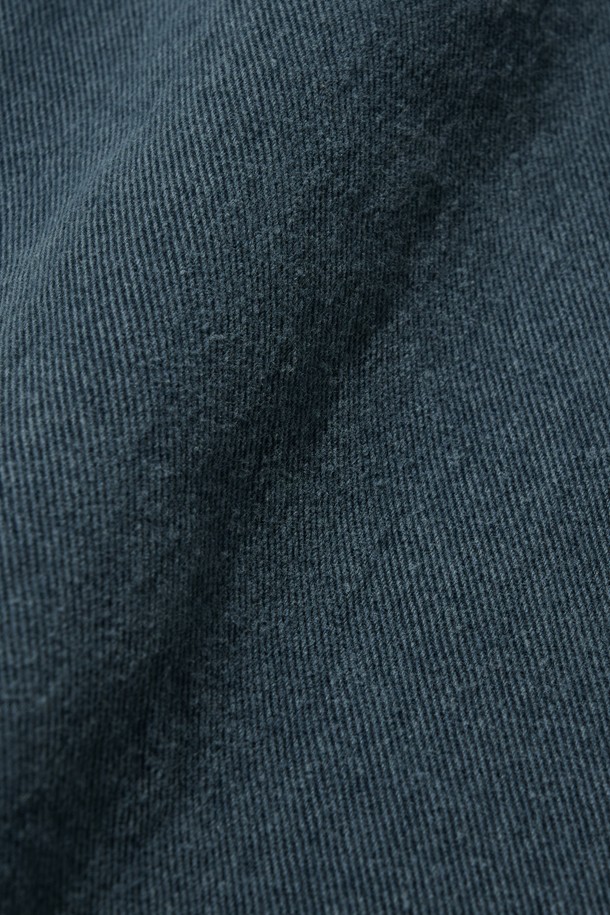 네이비 색상의 바이오 원턱 와이드 코튼 팬츠입니다. 면 소재로 제작되어 부드러운 촉감을 선사하며, 봄, 가을에 착용하기 좋습니다. 루즈핏의 와이드한 실루엣과 원턱 디테일이 특징이며, 베이직하고 캐주얼한 스타일을 연출합니다. 출근룩이나 비즈니스 캐주얼에도 활용하기 좋은 아이템입니다. 무지 디자인으로 다양한 상의와 매치하기 용이합니다.
