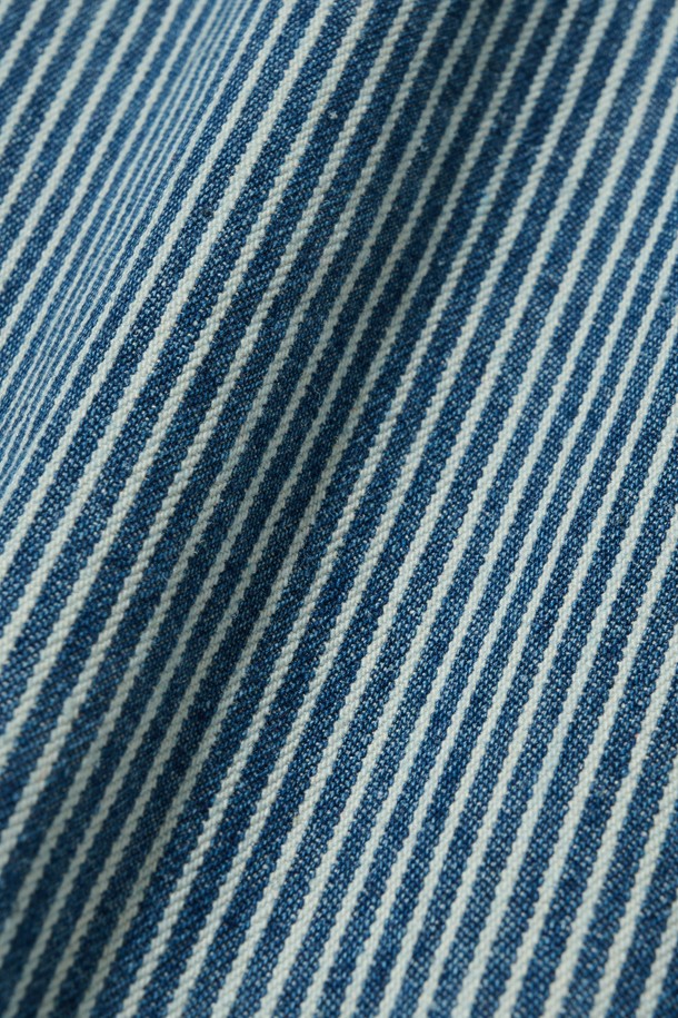 산뜻한 블루 컬러의 스트라이프 세미 와이드 벌룬 팬츠입니다. 캐주얼하고 미니멀한 스타일로, 봄과 여름 시즌에 산책룩으로 활용하기 좋습니다. 와이드 핏과 벌룬 실루엣이 편안하면서도 스타일리시한 매력을 선사합니다. 다양한 상의와 매치하여 개성 있는 룩을 연출해보세요. 일상에서 편안하게 즐겨 입을 수 있는 매력적인 바지입니다.
