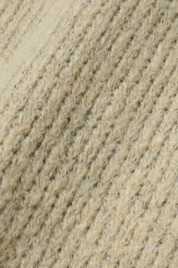 따뜻하고 포근한 착용감의 오버핏 하이넥 니트 가디건 (베이지)입니다. 부드러운 촉감의 니트 소재로 제작되어 가을, 겨울철에 포근함을 선사합니다. 베이직한 디자인에 하이넥 스타일이 더해져 클래식, 미니멀, 캐주얼 등 다양한 스타일 연출에 용이합니다. 여밈 방식은 단추이며, 넉넉한 오버핏으로 편안한 착용감을 제공합니다. 무지 디자인으로 어떤 옷에도 쉽게 매치하여 데일리룩을 완성할 수 있습니다.
