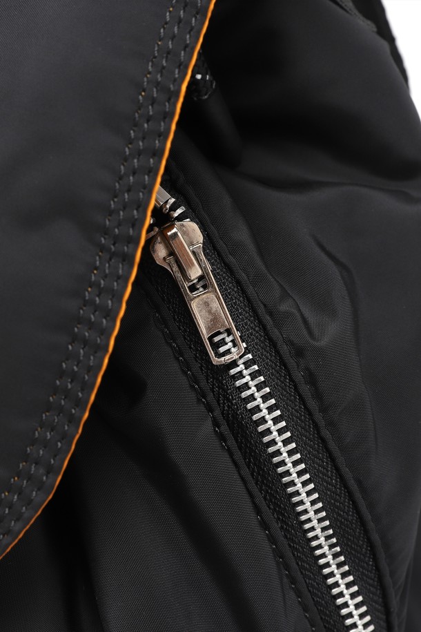 모노 투포켓 라이트 백팩 (블랙)은 일상과 여행 등 다양한 TPO에 활용하기 좋은 가방입니다. 가볍고 튼튼한 나일론 소재로 제작되어 넉넉한 수납공간을 제공하며, 안정적인 구조를 갖추어 소지품을 안전하게 보관할 수 있습니다. 베이직하고 캐주얼한 디자인에 투 포켓 디테일이 더해져 실용성을 높였으며, 미니멀, 클래식 스타일을 선호하는 남성분들에게 적합합니다. 사각형 모양에 지퍼형 잠금 방식으로 편리하게 사용할 수 있습니다.
