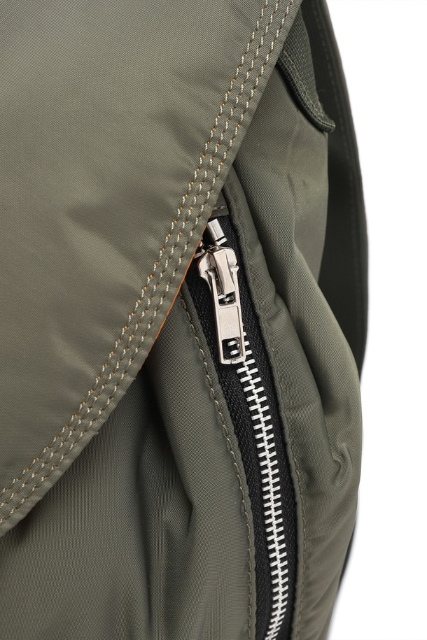 모노 투포켓 라이트 백팩 (카키)는 미니멀한 스타일과 빈티지한 감성을 담은 남성용 백팩입니다. 나일론 소재를 사용하여 가볍고 튼튼하며, 사각 형태에 전면 투 포켓 디자인으로 실용성을 더했습니다. 넉넉한 수납공간과 지퍼형 잠금 방식으로 소지품을 안전하게 보관할 수 있습니다. 출근룩, 여행룩, 캠핑룩 등 다양한 TPO에 활용 가능하며, 캐주얼, 시티보이 스타일을 즐기는 분들께 추천합니다. 심플한 실루엣과 안정적인 구조로 편안하게 사용 가능합니다.
