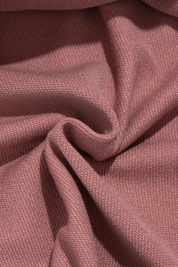 따뜻하고 포근한 착용감의 [기모선택] 에센셜 플랜 후드티셔츠 (핑크)입니다. 부드러운 면 혼방 소재에 기모 안감으로 제작되어, 가을과 겨울철 든든하게 몸을 감싸줍니다. 넉넉한 세미 오버핏으로 편안한 착용감을 선사하며, 데일리룩이나 집콕룩으로 활용하기 좋습니다. 캥거루 포켓 디테일로 실용성을 더했으며, 미니멀한 무드의 무지 디자인으로 어떤 스타일에도 잘 어울립니다. 톤 다운된 핑크 컬러가 은은하면서도 세련된 분위기를 연출합니다.
