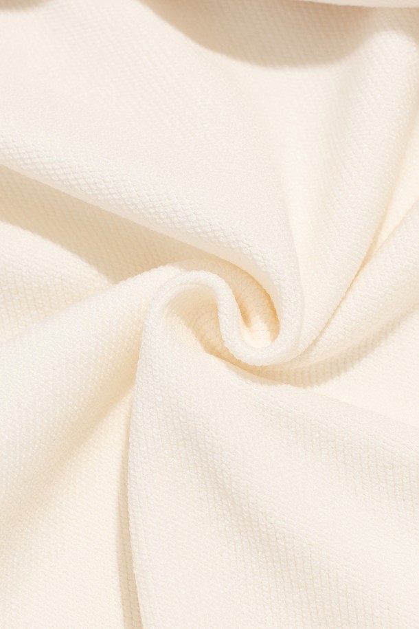 [기모선택] 에센셜 후드티셔츠 (아이보리)는 베이직하고 미니멀한 스타일의 후드 티셔츠입니다. 면과 폴리에스테르 혼방 소재로 제작되어 편안한 착용감을 제공하며, 기모 안감으로 보온성을 높였습니다. 10가지 컬러 옵션으로 제공되어, 데일리룩에 맞춰 다양한 스타일링이 가능합니다. 세미 오버핏으로 제작되어 편안한 활동성을 보장하며, 긴 소매와 무지 디자인으로 깔끔함을 더했습니다. 내구성이 우수하여 오랫동안 즐겨 입을 수 있는 데일리 아이템입니다.
