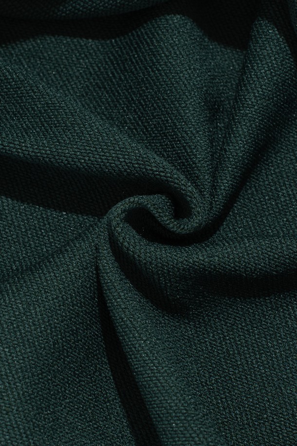 **[기모선택] 웨이브 로고 후드티셔츠 (그린)**

부드러운 촉감의 면, 폴리에스테르 혼방 소재로 제작된 그린 컬러의 후드 티셔츠입니다. 기모 안감으로 포근함을 더하여 가을과 겨울철에 따뜻하게 착용할 수 있습니다. 넉넉한 세미 오버핏으로 편안한 착용감을 선사하며, 데일리 캐주얼룩, 캠핑룩, 집콕룩 등 다양한 스타일을 연출하기 좋습니다. 웨이브 로고가 포인트로 들어가 캐주얼하고 미니멀한 스타일을 완성하며, 세탁 후 변형이 적어 관리 또한 용이합니다. 기모 선택이 가능하여 취향에 맞게 선택할 수 있습니다.
