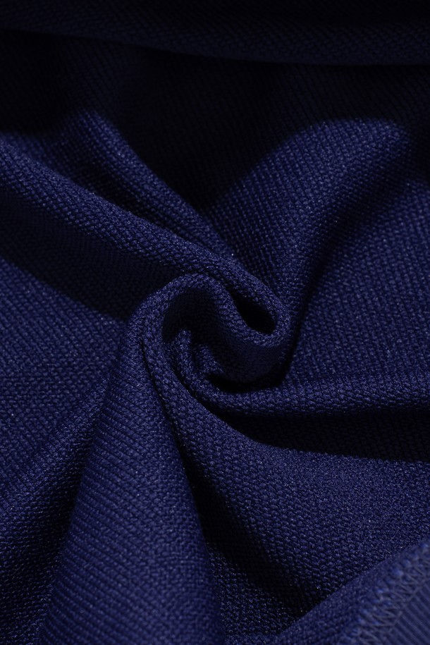 "기모선택" 웨이브 로고 후드 티셔츠 (블루)는 가을, 겨울 시즌에 안감 기모로 따뜻하게 착용 가능한 데일리 후드 티셔츠입니다. 캐주얼, 미니멀, 스트리트 스타일을 모두 소화할 수 있으며, 집콕룩이나 산책룩으로 활용하기 좋습니다. 편안한 세미 오버핏으로 제작되었으며, 웨이브 로고 디자인이 특징입니다. 혼방 소재로 제작되어 관리 및 세탁이 용이하며, 변형 없이 오래 입을 수 있습니다. 반디지 디자인으로 제작되어, 더욱 개성 있는 스타일을 연출할 수 있습니다.
