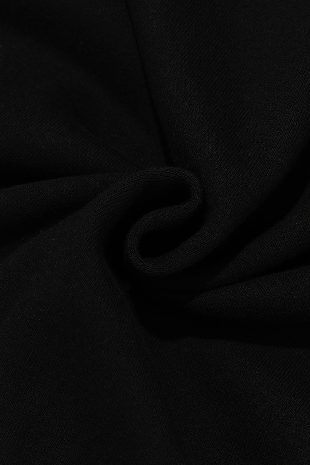 **[기모선택] 에센셜 플랜 후드티셔츠 (블랙)**는 베이직하고 미니멀한 스타일을 추구하는 분들을 위한 후드 티셔츠입니다. 부드러운 촉감의 면, 폴리에스테르 혼방 소재에 기모 안감을 더해 가을, 겨울철 따뜻하게 착용할 수 있습니다. 넉넉한 세미오버핏에 긴 소매 기장, 레귤러 기장으로 편안한 착용감을 선사하며, 무지 디자인으로 다양한 스타일링이 가능합니다. 집콕룩, 산책룩 등 데일리룩으로 활용하기 좋으며, 심플한 디자인으로 오랫동안 질리지 않고 즐겨 입을 수 있습니다. 블랙 컬러로 어떤 옷에도 매치하기 용이합니다.
