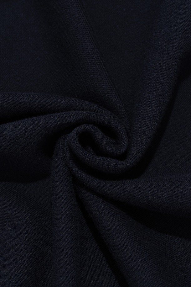 [기모선택] 에센셜 플랜 후드티셔츠 (네이비)는 가을, 겨울 시즌에 어울리는 남녀 공용 후드티셔츠입니다. 베이직하고 미니멀한 스타일로, 일상복으로 활용하기 좋습니다. 부드러운 면, 폴리에스테르 혼방 소재에 기모 안감을 더해 보온성을 높였습니다. 세미 오버핏으로 편안한 착용감을 제공하며, 네이비 컬러와 무지 디자인으로 어떤 스타일에도 쉽게 매치할 수 있습니다. 기모 옵션을 선택하여 더욱 따뜻하게 착용할 수 있는 에센셜 라인 후드티셔츠입니다.
