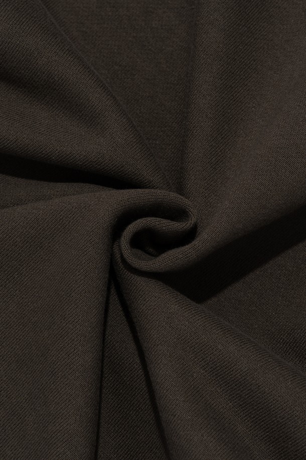 **[기모선택] 에센셜 플랜 후드티셔츠 (카키)**는 미니멀하고 베이직한 스타일의 후드티셔츠입니다. 가을, 겨울에 착용하기 좋은 기모 안감으로 따뜻함을 더했으며, 면, 폴리에스테르 혼방 소재로 제작되어 편안한 착용감을 선사합니다. 세미 오버핏으로 제작되어 넉넉한 핏을 연출하며, 데일리웨어로 활용하기 좋습니다. 다양한 스타일링이 가능하여 어떤 옷에도 쉽게 매치할 수 있는 실용적인 아이템입니다. 카키 색상에 긴 소매, 무지 디자인으로 깔끔함을 더했습니다.
