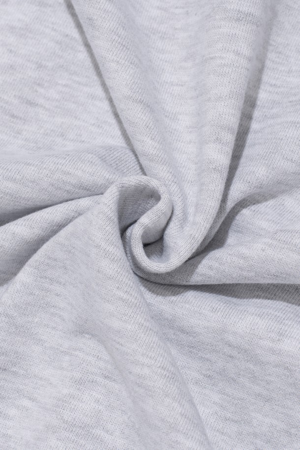 [기모선택] 에센셜 플랜 후드티셔츠 (라이트그레이)는 베이직하고 미니멀한 스타일의 후드티셔츠입니다. 가을과 겨울에 적합하며, 부드러운 기모 안감으로 따뜻하게 착용할 수 있습니다. 면, 폴리에스테르 혼방 소재로 제작되어 편안한 착용감을 제공하며, 세미 오버핏으로 자연스러운 핏을 연출합니다. 라이트그레이 컬러의 무지 디자인으로 어떤 스타일에도 쉽게 매치할 수 있는 데일리 아이템입니다. 긴 소매 기장의 레귤러 기장으로, 활용도가 높습니다.
