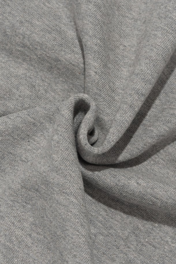 ANM 로고 후드티셔츠 (그레이)는 부드러운 면 폴리에스터 혼방 소재로 제작되어 편안한 착용감을 선사합니다. 베이직한 스타일의 후드티셔츠로 일상복으로 활용하기 좋으며, 아치형 레터링 디자인과 ANM 로고가 특징입니다. 세미 오버핏으로 제작되어 트렌디한 핏을 연출하며, 그레이 컬러를 포함한 5가지 다채로운 색상으로 만나볼 수 있습니다. 긴 소매 기장으로 간절기부터 겨울까지 폭넓게 활용 가능하며, 캐주얼 및 미니멀 스타일을 즐겨 입는 분들께 추천합니다.
