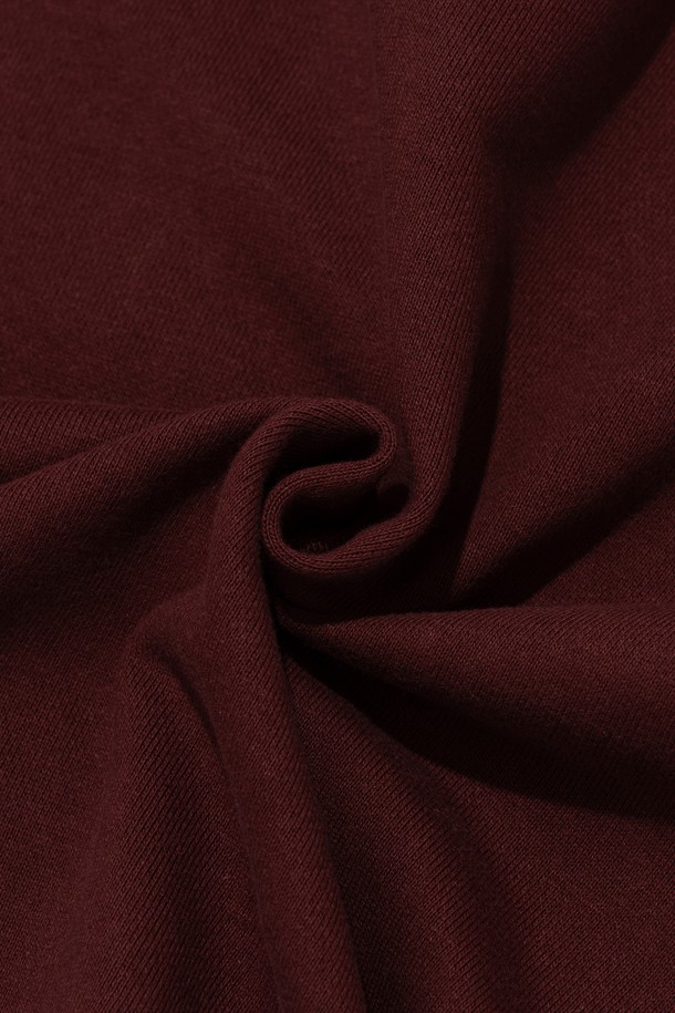 **[기모선택] 웨이브 로고 후드티셔츠 (와인/카키)**는 가을, 겨울 시즌에 따뜻하게 착용할 수 있는 후드 티셔츠입니다. 면, 폴리에스테르 혼방 소재에 기모 안감을 더해 부드러운 촉감을 선사하며, 두꺼운 두께감으로 보온성을 높였습니다. 캐주얼 스타일의 이 티셔츠는 세미 오버핏으로 편안한 착용감을 제공하며, 와인과 카키 두 가지 색상으로 제공됩니다. 웨이브 로고 디자인이 돋보이며, 세탁 후 변형을 최소화하여 오래도록 즐겨 입을 수 있습니다.
