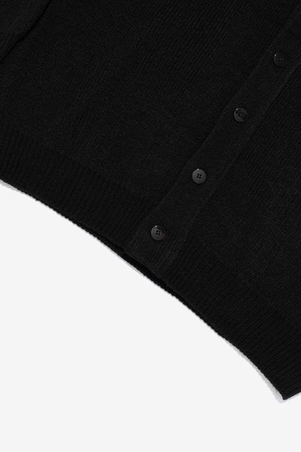 HERITAGE KNIT V-NECK CARDIGAN (BLACK)은 일상과 캐주얼 스타일에 활용하기 좋은 남녀 공용 브이넥 가디건입니다. 부드러운 니트 소재로 제작되어 편안한 착용감을 선사하며, 봄, 가을, 겨울 계절에 걸쳐 활용 가능합니다. 루즈핏과 릴랙스핏으로 디자인되어 여유로운 실루엣을 연출하며, 무지 패턴과 블랙 컬러로 미니멀하고 클래식한 분위기를 더합니다. 긴 소매 기장과 보통 및 두꺼운 두께감으로 다양한 스타일링이 가능하며,  ORIGINAL PROJECT LINE만의 감성을 느낄 수 있습니다.
