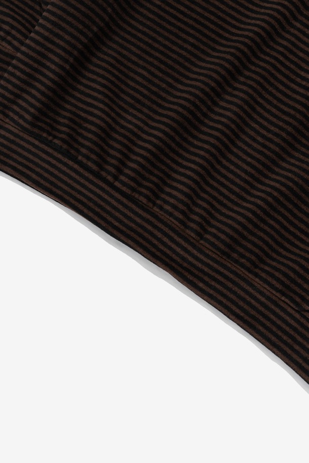 STRIPE HALF ZIP-UP FLEECE (BROWN)는 가을, 겨울 시즌에 어울리는 유니섹스 상의 티셔츠입니다. 부드러운 촉감의 플리스와 폴리에스테르 소재로 제작되어 두꺼운 두께감과 높은 보온성을 제공하며, 가볍게 착용할 수 있습니다. 캐주얼, 베이직 스타일을 위한 오버핏 디자인으로, 드롭숄더와 하프 집업, 하프넥 디테일이 돋보입니다. 브라운 컬러 바탕에 스트라이프 패턴이 더해져 캐주얼하면서도 클래식한, 미니멀한 무드를 연출합니다. 긴 소매 기장으로 다양한 스타일링이 가능하며, 일상 및 캐주얼 룩에 활용하기 좋습니다.
