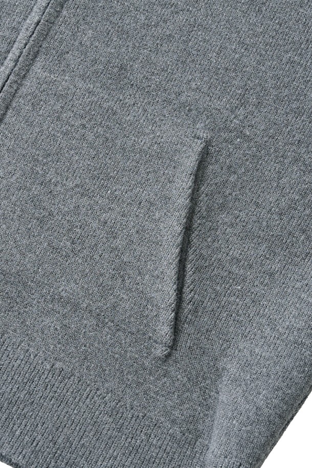 부드러운 촉감이 특징인 소프트 웜플랜 집업 가디건 (차콜)입니다. 미니멀하고 베이직한 디자인으로 일상 및 데일리룩에 활용하기 좋으며, 출근룩으로도 손색없습니다. 모달, 폴리에스테르, 아크릴 혼방 소재로 제작되어 봄, 가을, 겨울 세 계절 모두 착용 가능합니다. 레귤러핏과 스탠다드핏으로 편안한 착용감을 선사하며, 라운드넥과 긴 소매 기장으로 부드러운 분위기를 연출합니다. 투웨이 지퍼 디테일로 실용성을 더했습니다.
