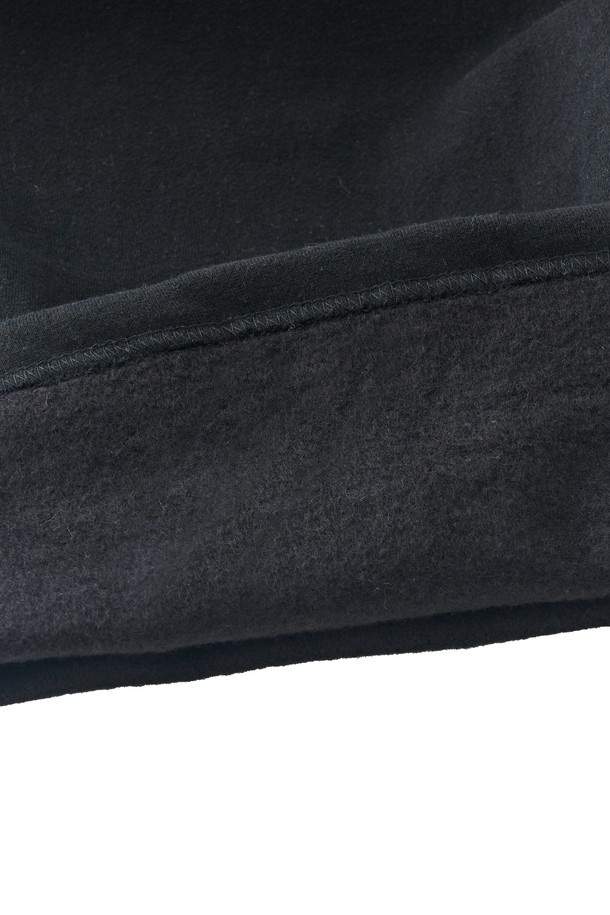 부드러운 촉감과 따뜻함을 선사하는 소프트 커브드 기모 스웨트팬츠 (블랙)입니다. 가을, 겨울 시즌에 어울리는 두꺼운 두께감과 기모 안감으로 포근하게 착용할 수 있습니다. 넉넉한 루즈핏과 와이드, 배기핏으로 편안한 활동성을 제공하며, 밴딩과 허리 스트링으로 허리 사이즈 조절이 용이합니다. 캐주얼, 베이직, 심플한 스타일을 즐기는 여성분들께 데일리룩, 집콕룩, 산책룩으로 추천합니다. 무지 패턴의 블랙 컬러로 어떤 상의와도 쉽게 매치하여 미니멀, 클래식한 스타일을 연출할 수 있습니다.
