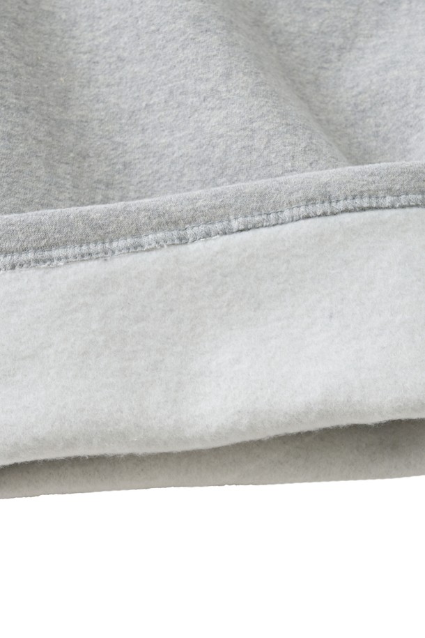 부드러운 촉감의 소프트 커브드 기모 스웨트팬츠 (그레이)입니다. 넉넉한 와이드, 루즈, 커브드 핏으로 편안한 착용감을 선사하며, 겨울, 가을 시즌에 따뜻하게 입을 수 있습니다. 안감은 기모 처리되어 보온성을 높였으며, 허리 밴딩과 스트링으로 조절 가능하고, 실용적인 포켓 디테일이 있습니다. 일상, 캐주얼룩은 물론, 집콕룩, 산책룩, 여행룩 등 다양한 TPO에 활용 가능하며, 캐주얼, 미니멀, 클래식 스타일을 즐겨 입는 분들께 추천합니다.
