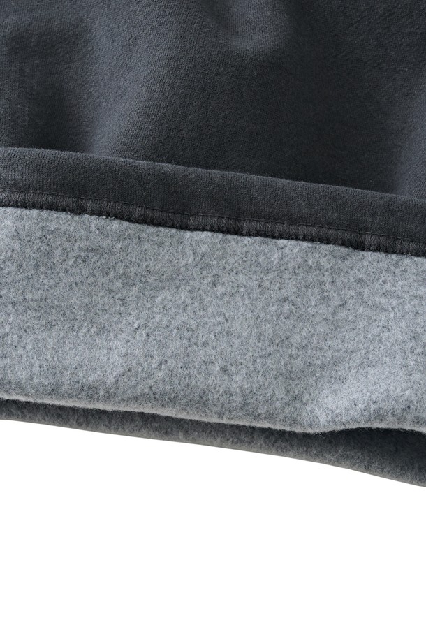 부드러운 촉감의 소프트 커브드 기모 스웨트팬츠 (차콜)입니다. 넉넉한 루즈핏과 와이드 디자인으로 편안한 착용감을 선사하며, 겨울과 가을에 따뜻하게 입을 수 있습니다. 허리 스트링과 포켓 디테일이 실용성을 더하고, 커브드 디자인으로 세련된 핏을 연출합니다. 안감은 기모 처리되어 포근하며, 캐주얼, 베이직, 미니멀 스타일을 즐기는 여성분들께 추천합니다. 집콕룩, 산책룩 등 편안한 TPO에 잘 어울립니다.
