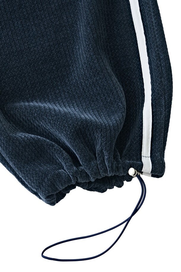 네이비 컬러의 트랙 세미 벨로아 와이드 팬츠는 여성들을 위한 캐주얼, 스포티, 스트리트 스타일의 바지입니다. 부드러운 벨루어 소재와 스판덱스 혼방으로 제작되어 편안한 착용감을 선사하며, 봄, 가을, 겨울 세 계절 모두 활용 가능합니다. 허리 스트링과 밴딩 디테일, 사이드 포켓, 핀턱 디테일, 신축성까지 갖춰 활동성을 높였습니다. 넉넉한 세미 와이드 핏으로 일상, 피트니스, 러닝, 워킹 등 다양한 TPO에 활용할 수 있습니다. 무지 디자인과 스트라이프 패턴으로 출시되어 취향에 맞게 선택 가능합니다.
