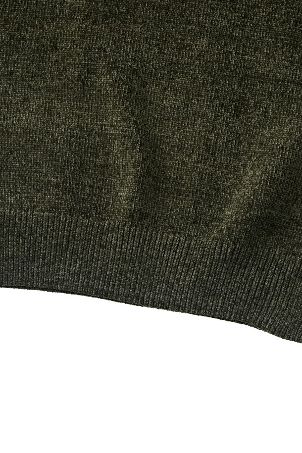 부드러운 벨로아 텍스처가 돋보이는 벨로아 리파인드 헨리넥 라운드 니트 카키입니다. 캐주얼, 베이직, 미니멀 스타일을 아우르는 디자인으로, 가을과 겨울에 활용하기 좋습니다. 헨리넥 디자인과 버튼 디테일이 포인트이며, 레귤러핏으로 편안하게 착용 가능합니다. 비스코스, 폴리에스테르, 아크릴, 스판덱스의 혼방 소재로 제작되어 부드러운 촉감을 선사합니다. 출근룩은 물론 일상에서도 멋스럽게 연출할 수 있는 긴소매 니트입니다.
