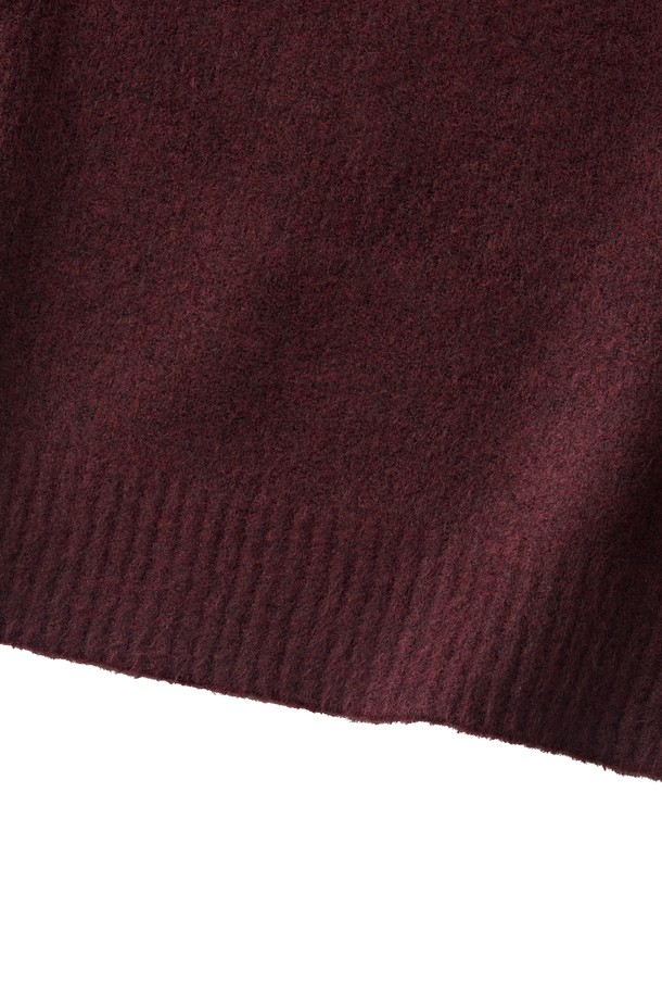 데일리 앙고라 라운드 니트 (버건디)는 가을, 겨울 시즌에 어울리는 여성 니트입니다. 미니멀, 베이직, 캐주얼 스타일을 위한 아이템으로, 부드러운 촉감과 보온성을 제공합니다. 라운드넥 디자인에 레귤러핏으로 제작되었으며, 소매는 긴 기장입니다. 아크릴, 폴리에스터, 나일론, 울, 스판덱스, 앙고라 혼방 소재로 제작되어 편안함을 선사합니다. 버건디 색상과 무지 패턴으로 다양한 룩에 매치하기 용이합니다.
