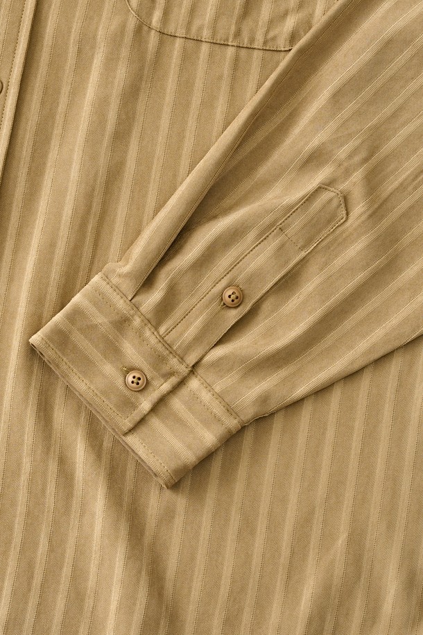 카멜 컬러의 누브크 텍스처 스트라이프 셔츠입니다. 유니섹스 디자인으로, 봄, 가을에 착용하기 좋으며, 비즈니스 캐주얼 및 일상복으로 활용 가능합니다. 부드러운 촉감의 폴리에스테르와 나일론 혼방 소재로 제작되었으며, 스탠다드핏과 카라넥 디자인으로 모던하고 베이직한 스타일을 연출합니다. 긴 소매, 포켓 디테일, 누보크 텍스처, 드레이프성이 특징이며, 클래식, 미니멀, 캐주얼 스타일을 선호하는 분들께 추천합니다.
