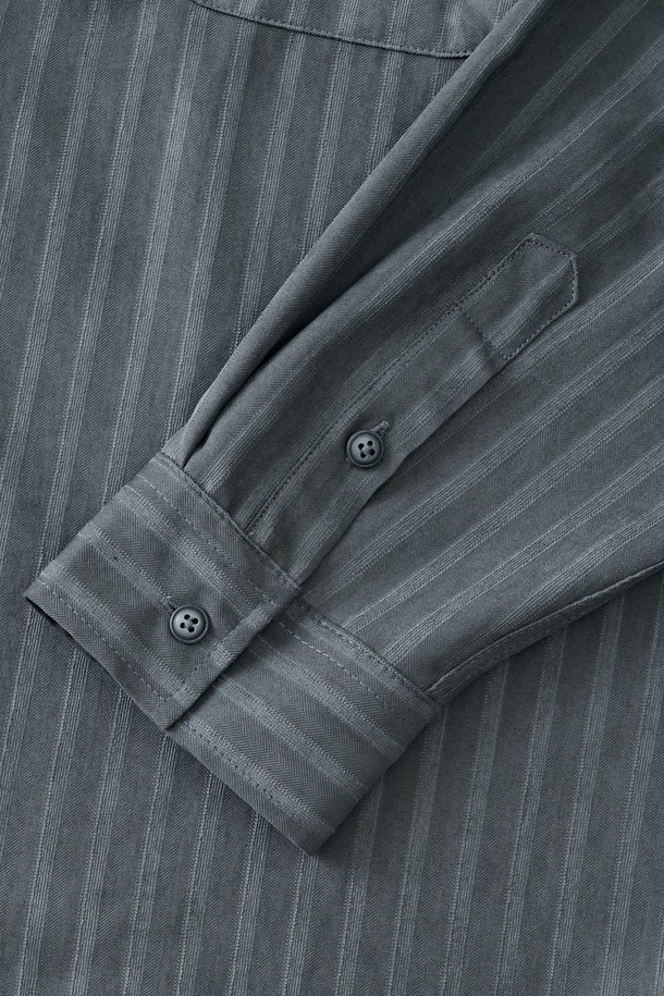 누브크 텍스처 스트라이프 셔츠 (차콜)는 남녀 공용으로 제작되어, 봄, 가을에 착용하기 좋은 긴소매 셔츠입니다. 차콜 및 그레이 컬러로 출시되었으며, 부드러운 촉감의 폴리에스테르와 나일론 혼방 소재를 사용하여 편안한 착용감을 제공합니다. 레귤러핏과 카라넥 디자인으로 클래식, 캐주얼, 미니멀 스타일을 연출하며, 일상 및 비즈니스 캐주얼, 출근룩에 적합합니다. 중간 두께감의 스트라이프 패턴으로 세련된 느낌을 더했습니다.
