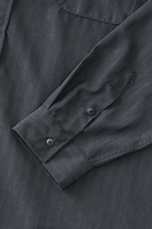 누브크 텍스처 스트라이프 셔츠 (블랙)는 남녀 모두 착용 가능한 셔츠입니다. 부드러운 촉감의 폴리에스테르와 나일론 혼방 소재로 제작되었으며, 봄, 가을에 적합합니다. 레귤러핏에 카라넥 디자인으로, 일상 및 비즈니스 캐주얼 스타일 모두 연출할 수 있습니다. 누벅 텍스처와 스트라이프 패턴이 돋보이며, 포켓 디테일과 드레이프성으로 세련된 느낌을 더했습니다. 비즈니스 캐주얼, 출근룩, 모임룩 등 다양한 TPO에 활용 가능하며, 캐주얼, 클래식, 미니멀 스타일을 즐겨 입는 분들께 추천합니다.
