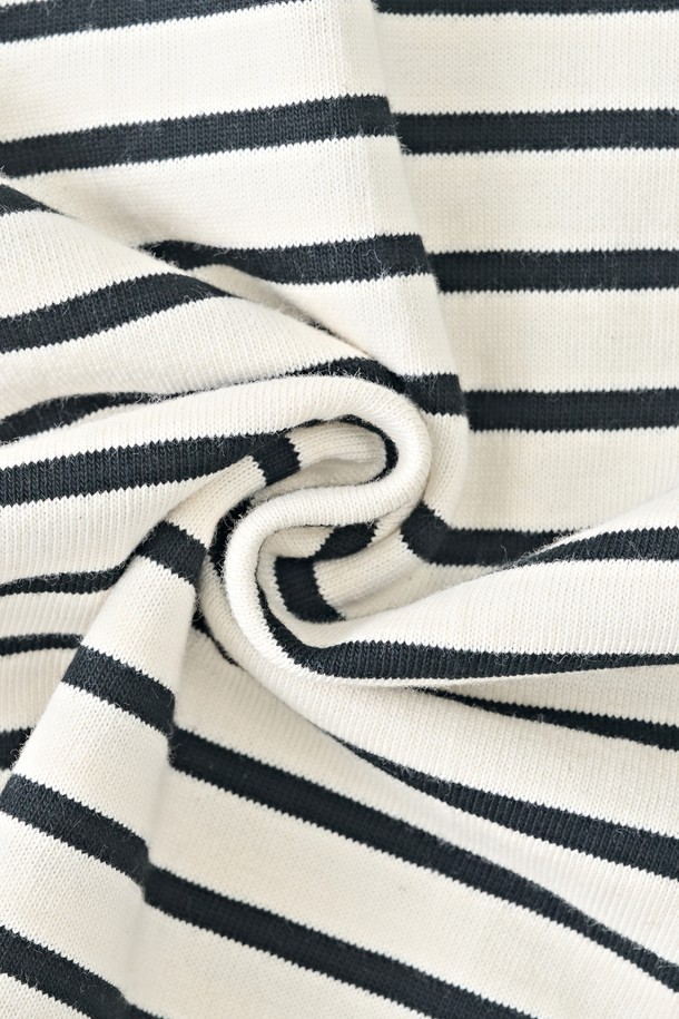 아이보리 컬러의 스트라이프 클래식 단가라 긴팔 티셔츠입니다. 부드러운 면 소재로 제작되어 편안한 착용감을 선사하며, 라운드넥과 레귤러핏으로 제작되었습니다. 봄, 가을에 어울리는 긴 소매 티셔츠로, 캐주얼, 미니멀 스타일을 즐겨 입는 여성 및 남녀 공용 고객에게 적합합니다. 출근룩, 모임룩 등 다양한 TPO에 활용할 수 있으며, 클래식한 단가라 패턴이 돋보입니다. 
