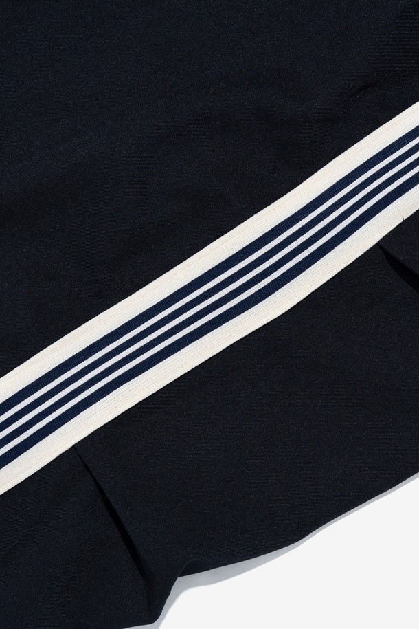 네이비 컬러의 투턱 테이핑 트레이닝 트랙팬츠는 스트리트 무드의 캐주얼한 스타일을 연출하기에 좋습니다. 폴리에스테르 소재로 제작되었으며, 사이드 테이핑과 투턱 디테일이 돋보입니다. 밴딩 처리된 허리와 와이드 루즈핏으로 편안하게 착용 가능하며, 봄, 여름 시즌에 활용하기 좋습니다.
