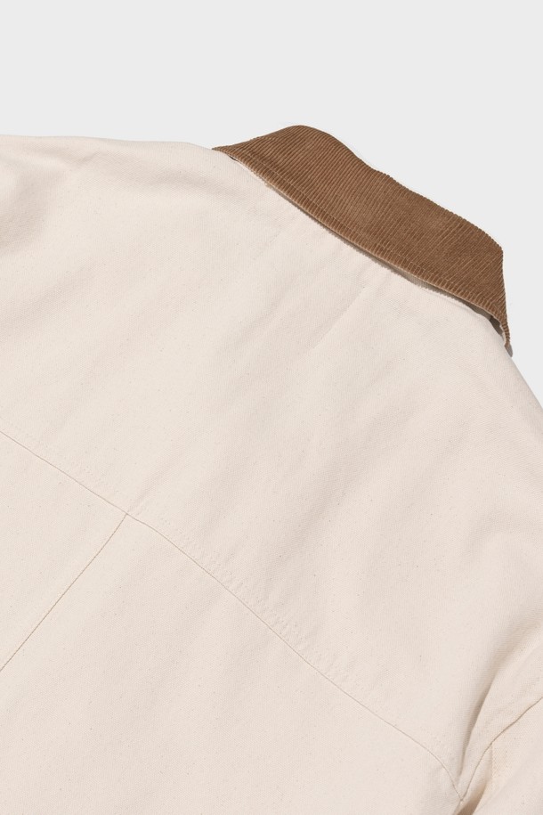 빈티지한 감성의 VINTAGE CANVAS WASHING WORK JACKET (IVORY)는 면 소재로 제작되어 편안한 착용감을 제공하며, 아이보리 색상으로 다양한 스타일에 매치하기 용이합니다. 레귤러 핏의 긴소매 워크 자켓 디자인으로, 양쪽 사이드 포켓과 트림 디테일, 히든 디테일이 더해져 심플하면서도 실용적인 멋을 냅니다. 봄, 가을 시즌에 일상복으로 활용하기 좋으며, 베이직하고 캐주얼한 스타일을 연출할 수 있습니다.

