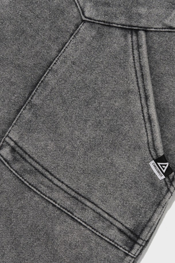 피그먼트 워싱으로 빈티지한 멋을 더한 PIG DYING BERMUDA PANTS (CHARCOAL)는 남성용 캐주얼 버뮤다팬츠입니다. 부드러운 면, 폴리에스테르 혼방 소재로 제작되었으며, 신축성 있는 허리 밴드와 릴랙스핏으로 편안한 착용감을 선사하고 뒷주머니 디테일로 포인트를 더했습니다. 차콜 블랙 색상의 무지 패턴 디자인으로 봄, 여름 시즌 일상복으로 활용하기 좋습니다.
