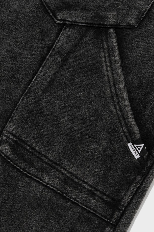 피그먼트 워싱으로 빈티지한 멋을 더한 차콜 블랙 색상의 남성용 버뮤다 팬츠입니다. 면과 폴리에스테르 혼방 소재로 제작되었으며, 신축성 있는 허리 밴드와 뒷주머니 디테일로 편안함과 실용성을 높였습니다. 루즈핏 디자인으로 캐주얼한 스타일을 연출하며, 봄, 여름철 일상복으로 적합합니다.
