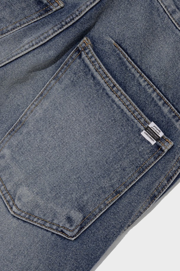 유니섹스 스타일의 CURVED FLARE DENIM PANTS (BLUE)는 사계절 착용하기 좋은 데님 팬츠입니다. 블루 블랙 색상의 이 데님 팬츠는 사이드 커브드 디테일과 밑단 플리츠, 긴 기장감이 특징이며, 허리 실루엣을 강조하는 슬림 부츠컷/플레어 핏으로 스트릿, 캐주얼 무드를 연출합니다. 데님과 면 소재로 제작되었으며, 무지 패턴의 보통 두께의 긴바지입니다.
