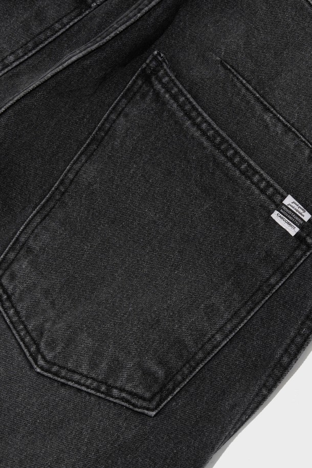 여성용 블랙 컬러의 CURVED FLARE DENIM PANTS입니다. 봄, 가을에 어울리는 데님 소재의 긴바지로, 하이웨스트 디자인과 플리츠 디테일, 곡선 사이드 컷팅이 특징입니다. 부츠컷, 플레어 핏으로 캐주얼한 스타일을 연출할 수 있습니다.
