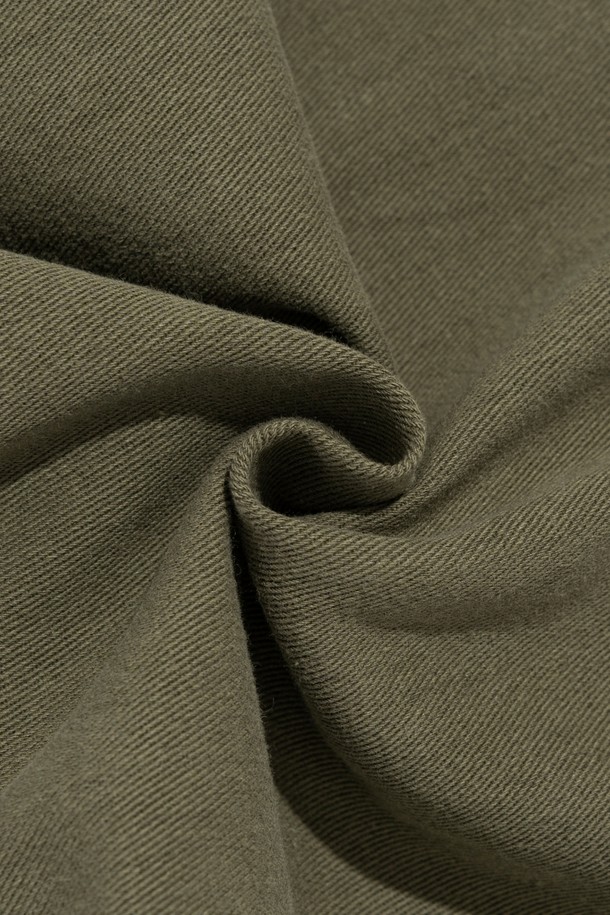 와이드 크롭 코튼 팬츠 (카키), 편안함과 스타일을 동시에 잡는 남성용 바지입니다. 베이직하고 캐주얼한 스타일로, 봄, 여름, 가을 계절에 폭넓게 활용 가능합니다. 부드러운 면 소재에 신축성이 더해져 편안한 착용감을 선사하며, 루즈핏으로 활동성을 높였습니다. 허리 밴딩 디테일로 편안함을 더했으며, 데이트룩, 카페룩 등 다양한 TPO에 매치하기 좋습니다. 미니멀, 캐주얼, 클래식 스타일을 즐기는 분들께 추천합니다.
