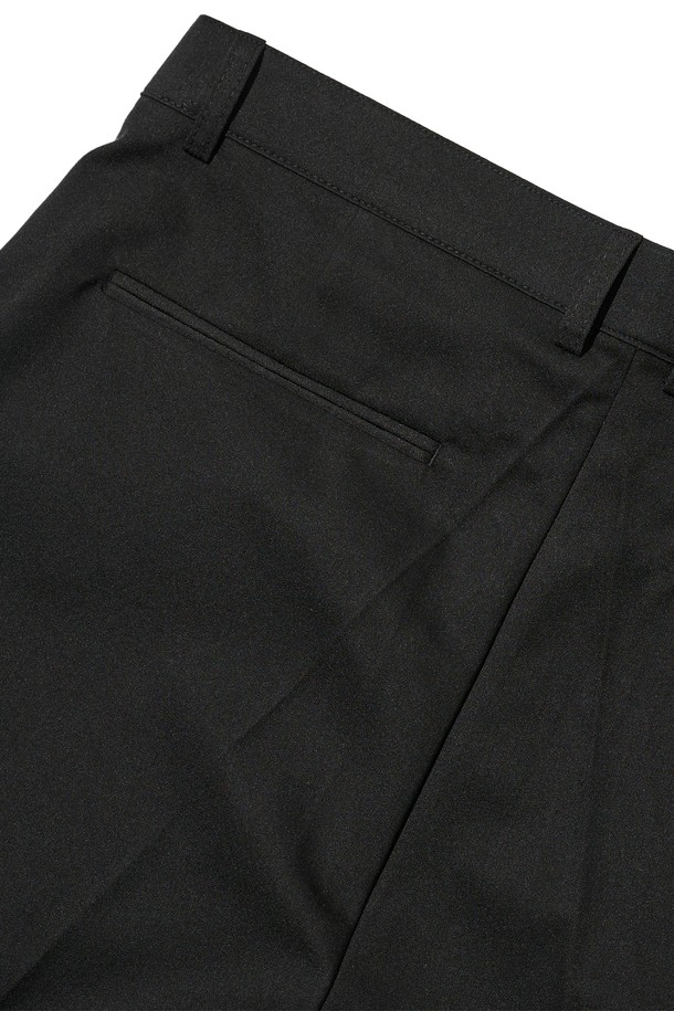 세미 와이드 슬랙스 (블랙)는 미니멀하고 베이직한 스타일을 추구하는 남성을 위한 사계절용 슬랙스입니다. 부드러운 촉감의 폴리에스테르와 스판덱스 혼방 소재로 제작되어 편안한 릴랙스핏을 제공하며, 깔끔한 실루엣을 연출합니다. 출근룩, 오피스룩, 비즈니스 캐주얼 등 다양한 TPO에 적합하며, 주름이 적어 관리가 용이합니다. 무지 디자인의 긴 기장 바지로, 미니멀, 클래식, 시크 스타일을 선호하는 분들께 추천합니다.
