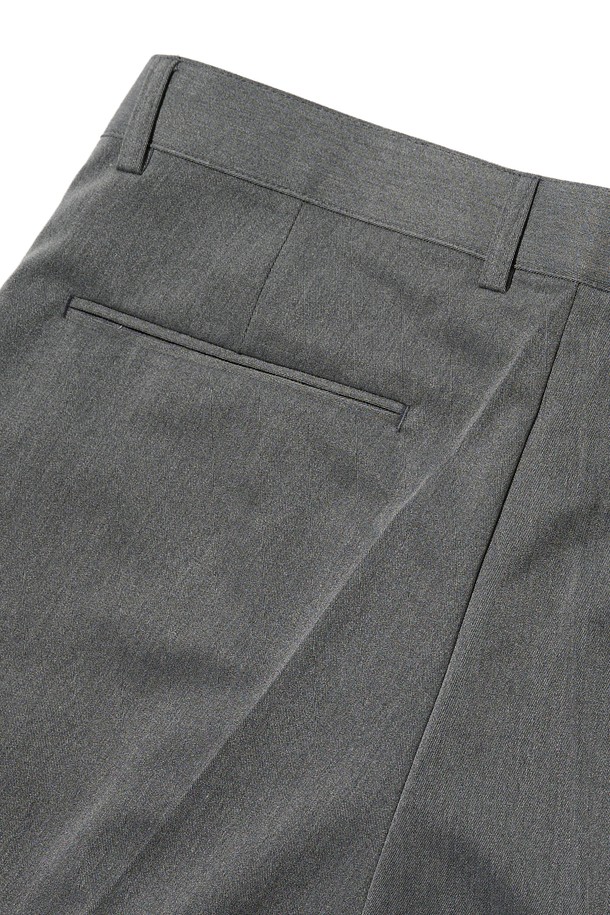 세미 와이드 슬랙스 (차콜)는 일상, 캐주얼, 세미포멀 등 다양한 상황에 활용하기 좋은 남성용 슬랙스입니다. 사계절 착용 가능한 긴 기장의 차콜 컬러 슬랙스로, 클래식하고 베이직한 스타일을 연출합니다. 폴리에스테르와 스판덱스 혼방 소재로 제작되어 주름 방지 및 관리가 용이하며, 깔끔한 실루엣을 제공합니다. 세미 와이드 핏으로 편안함과 스타일리시함을 동시에 잡았으며, 오피스룩, 비즈니스 캐주얼, 출근룩에 적합합니다. 미니멀하고 캐주얼한 스타일을 선호하시는 분들에게 추천합니다.
