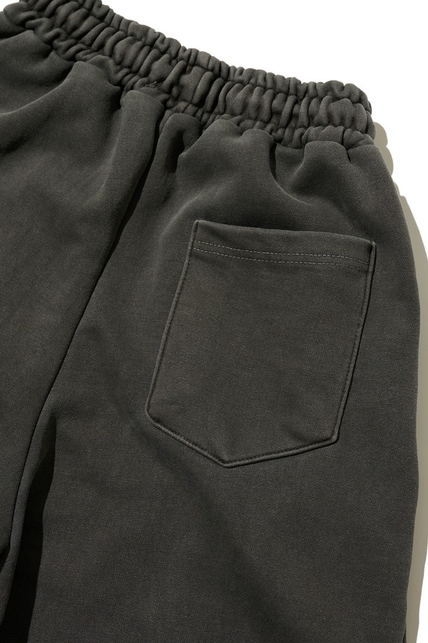 피그 커브드 트레이닝 팬츠는 남성을 위한 차콜 색상의 긴 바지입니다. 면과 폴리에스테르 혼방 소재로 제작되었으며, 스포티하고 캐주얼한 무드를 연출합니다. 커브드 패턴 디자인과 밑단 스트랩 디테일이 돋보이며, 신축성 있는 허리 밴드와 루즈핏으로 편안한 착용감을 제공합니다.
