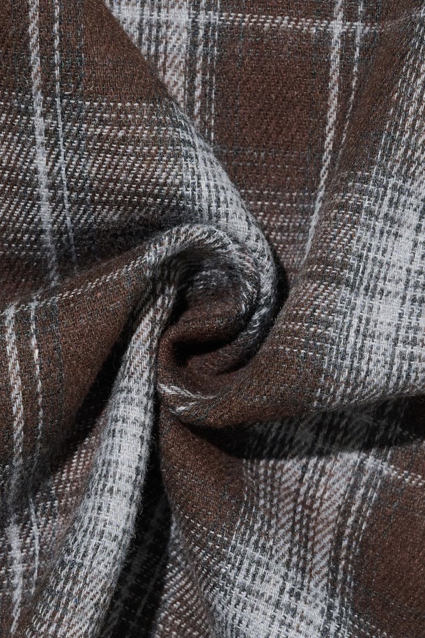 클래식 어반 체크셔츠 (브라운)는 봄, 가을에 어울리는 남녀 공용 상의입니다. 부드러운 촉감의 폴리에스테르와 면 혼방 소재로 제작되었으며, 오버핏과 레귤러 기장으로 편안한 착용감을 선사합니다. 차이나칼라와 긴소매 디자인, 브라운 컬러의 체크 패턴이 클래식하면서도 캐주얼한 분위기를 연출합니다. 셔츠/아우터 겸용이 가능하며 드레이프 실루엣으로 자연스러운 스타일을 완성합니다. 데이트룩, 카페룩, 가을 나들이룩 등 다양한 TPO에 매치하여 미니멀하고 세련된 스타일을 연출해보세요.
