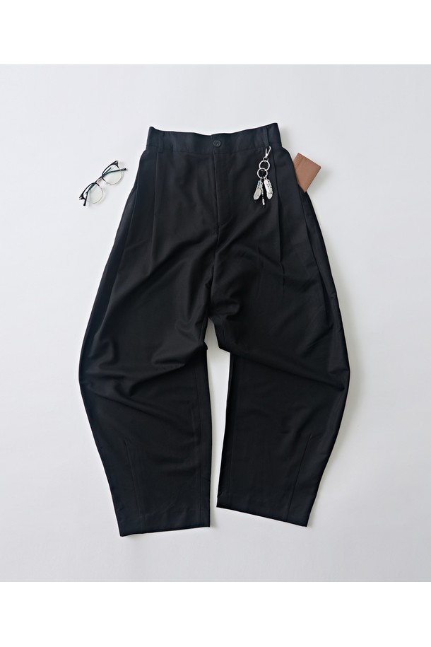 울 블랜드 벌룬 슬랙스는 울 혼방 소재로 제작되어 부드러운 촉감을 선사하며, 사계절 내내 활용하기 좋습니다. 허리부터 밑단까지 여유 있는 루즈핏 와이드 실루엣으로 편안하면서도 세련된 스타일을 연출합니다. 블랙 컬러의 무지 디자인은 베이직하고 미니멀한 무드를 더해 다양한 상의와 매치하기 용이합니다. 오피스룩, 비즈니스 캐주얼, 모임룩 등 TPO에 구애받지 않고 클래식, 미니멀, 시크한 스타일을 완성할 수 있습니다.
