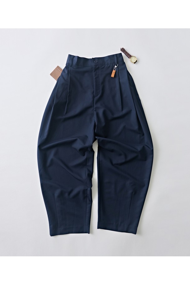 네이비 컬러의 울 블랜드 벌룬 슬랙스는 가을, 겨울 시즌의 클래식한 무드를 연출해 줍니다. 넉넉한 루즈핏과 벌룬핏 디자인으로 편안하면서도 스타일리시한 핏을 제공합니다. 두꺼운 울 소재로 제작되어 보온성이 뛰어나며, 데일리룩과 출근룩, 비즈니스 캐주얼 스타일 모두 소화 가능합니다. 미니멀한 디자인으로 다양한 상의와 매치하기 용이하며, 유행을 타지 않는 클래식한 매력을 선사합니다.
