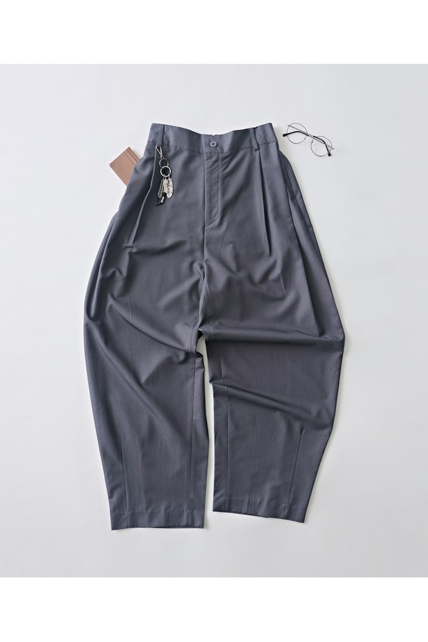 세련된 무드의 울 블랜드 벌룬 슬랙스 (그레이)입니다. 울, 폴리에스테르, 레이온, 스판덱스의 혼방 소재로 제작되어 부드러운 촉감과 편안한 착용감을 선사합니다. 미니멀하고 베이직한 스타일로, 와이드 핏과 롱 기장이 트렌디한 실루엣을 연출합니다. 일상, 캐주얼, 포멀 등 다양한 TPO에 활용 가능하며, 오피스룩, 비즈니스 캐주얼, 출근룩에도 잘 어울립니다. 심플한 디자인과 유동적인 핏으로 시크하고 클래식한 스타일을 완성해보세요.
