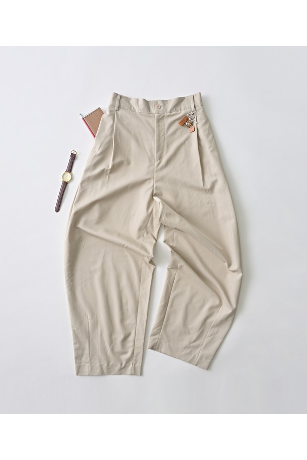 베이직한 디자인으로 데일리하게 즐겨 입기 좋은 울 블랜드 벌룬 슬랙스입니다. 부드러운 촉감의 울(4%) 혼방 소재로 제작되어 편안한 착용감을 선사하며, 자연스러운 드레이프성이 특징입니다. 텍스타일 60%, 레이온 34%, 스판덱스 2%의 혼용률로 제작되어 활동성을 높였습니다. 넉넉한 와이드 핏과 롱 기장으로 트렌디한 스타일을 연출하며, 미니멀, 클래식, 시크 스타일을 즐겨 입는 여성분들께 추천합니다. 출근룩과 오피스룩에 활용하기 좋은 베이직 슬랙스입니다.
