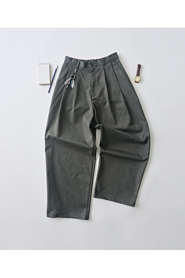 차분한 분위기의 코튼 핀턱 밴딩 슬랙스 (차콜)입니다. 부드러운 면 소재로 제작되어 편안한 착용감을 선사하며, 봄, 가을 시즌에 활용하기 좋습니다. 핀턱 디테일이 더해져 캐주얼하면서도 클래식한 무드를 연출합니다. 허리 밴딩으로 활동성을 높였으며, 레귤러핏으로 누구나 부담 없이 착용 가능합니다. 일상, 출근룩 등 다양한 TPO에 활용할 수 있는 베이직한 디자인의 슬랙스입니다.
